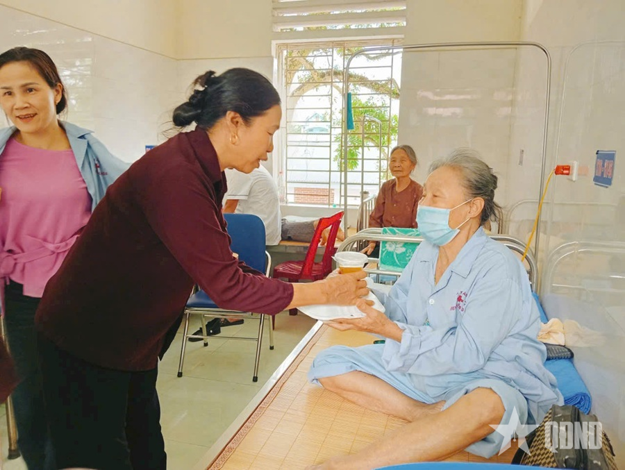 Những suất cơm nghĩa tình